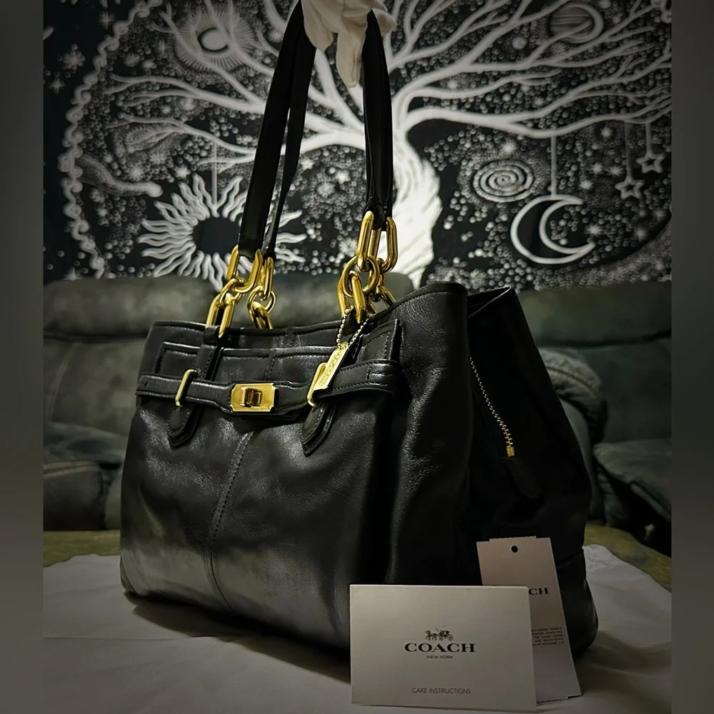 Vintage style Y2K Coach Black soft Leather Shoulder Bag with Gold Accents - Picture 9 of 17